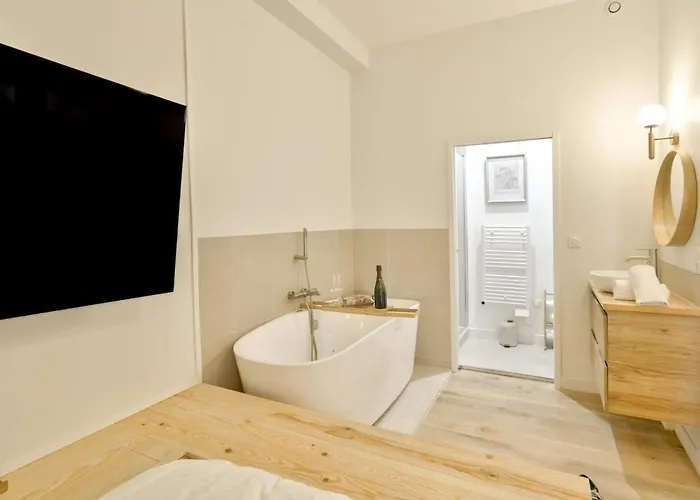 Appartement Luxury Bath & Cinema Screen- *